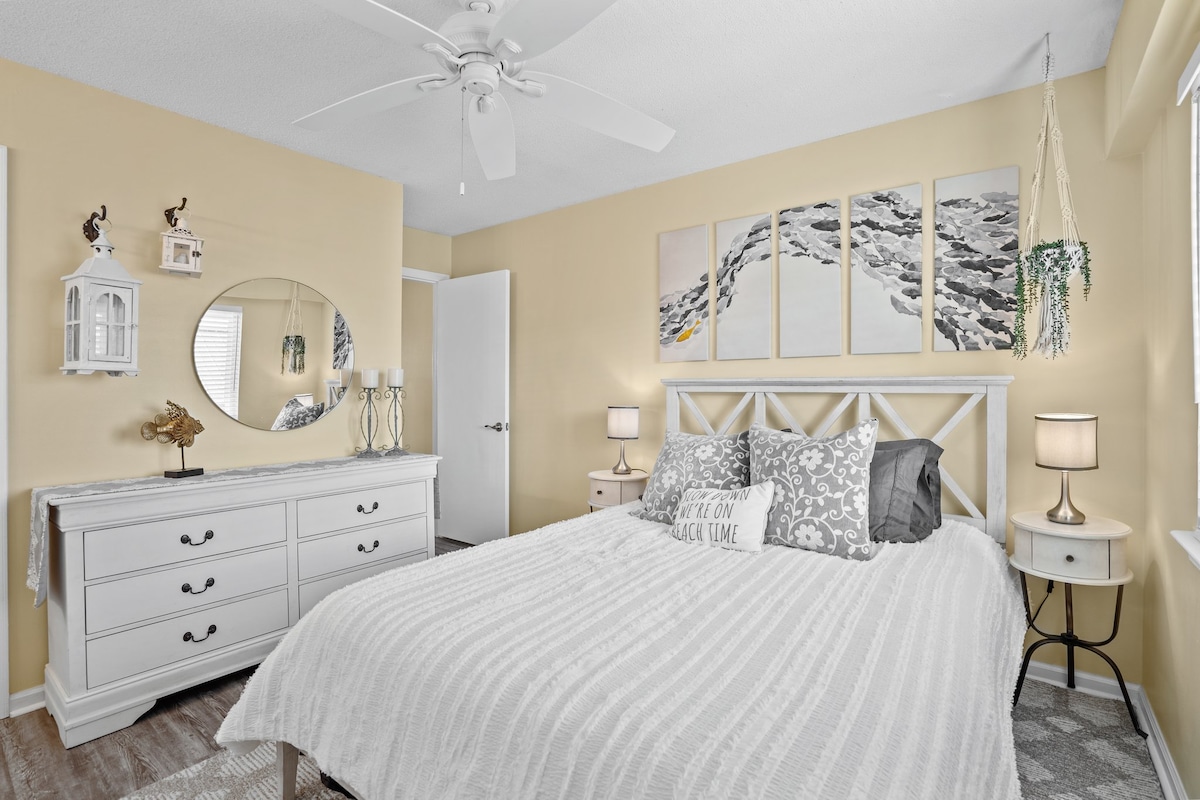 Bedroom with Queen-size premium mattress and excellent pillows. All linens and towels are provided for you