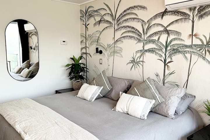 Მთავარი საძინებელი საპრეზიდენტო მეფის საწოლით