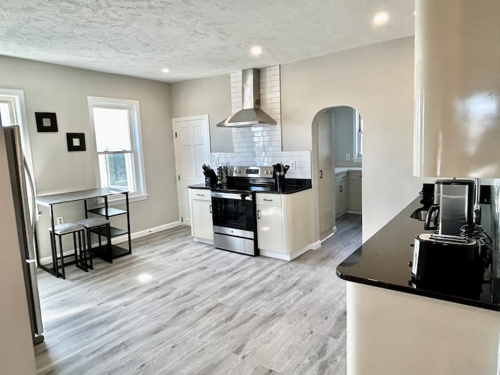 Massive Luxury 4 BR Near Boston Cambridge Salem