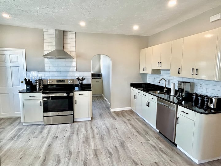 Massive Luxury 4 BR Near Boston Cambridge Salem