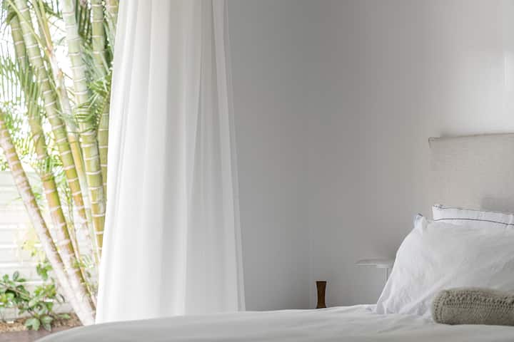 Pamje me gjethe nga dhoma kryesore e gjumit