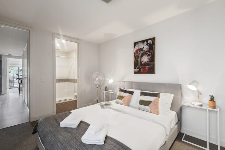 ห้องนอนใหญ่มีห้องน้ำในตัวพร้อมฝักบัวอาบน้ำและโต๊ะเครื่องแป้งที่ทันสมัย