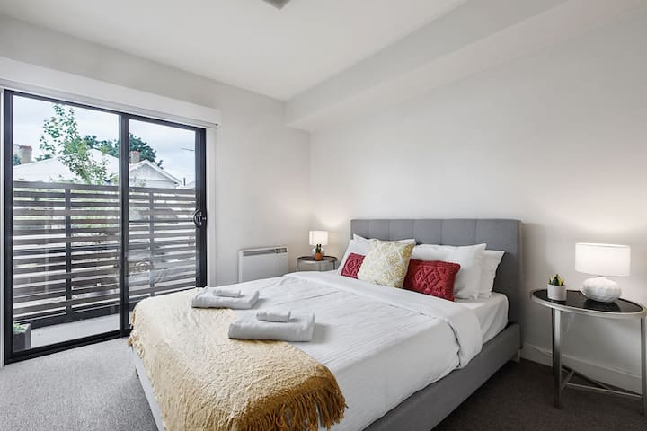 ห้องนอนที่สองเข้าถึงชานบ้านได้โดยตรงมีประตูบานเลื่อนที่มีมู่ลี่สีดำ