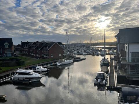 La Bon Frank ~ A town house on the water