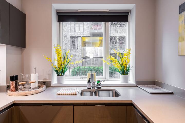 New – Spacious Clapham Townhouse: Sleeping 13. gallery image 4