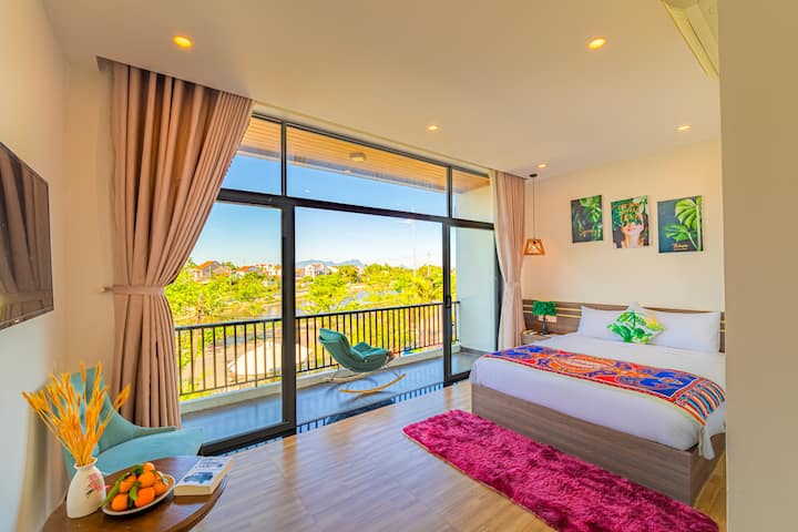 CHUMBA CHA KIJANI:
Mojawapo ya chumba cha kulala kinachopendwa na mgeni wetu chenye mwonekano mzuri kutoka kwenye roshani, dirisha kubwa, kiti chenye starehe,n.k.