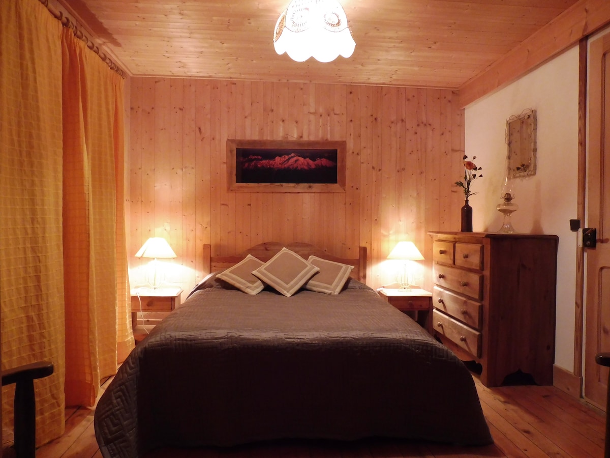 เตียงควีนไซส์ (140)
เตียงเดี่ยวตั้งอยู่หน้าเตียงสำหรับ 2 คน 