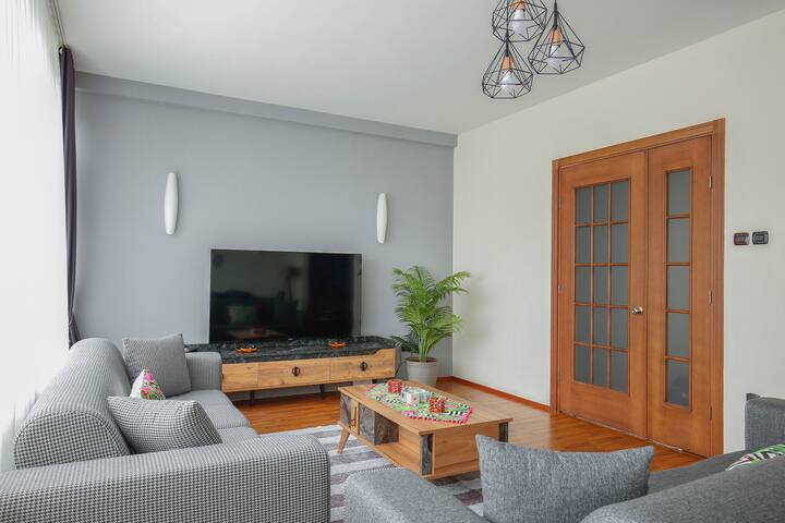 Nişantaşı Ana Cadde Üzeri Aydınlık Büyük Daire gallery image 2