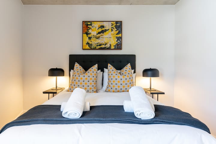 توفر غرفة النوم الثانية نغمات مشرقة للمسافرين النشطين.