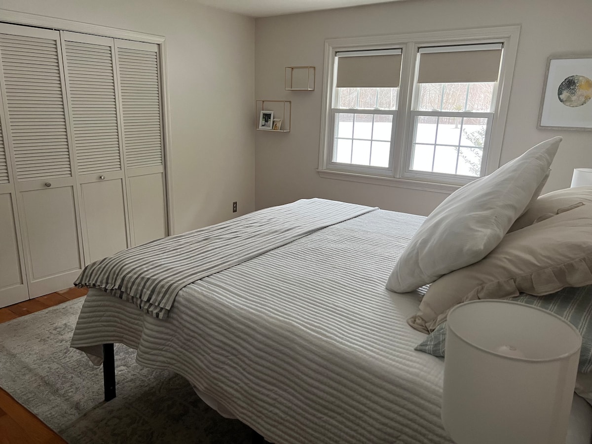 Spavaća soba okrenuta prema istoku s bračnim krevetom