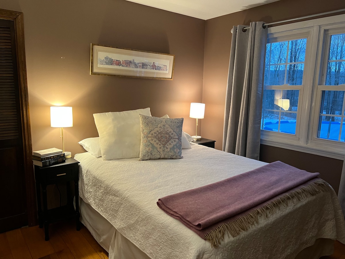 Spavaća soba s bračnim krevetom okrenuta prema zapadu