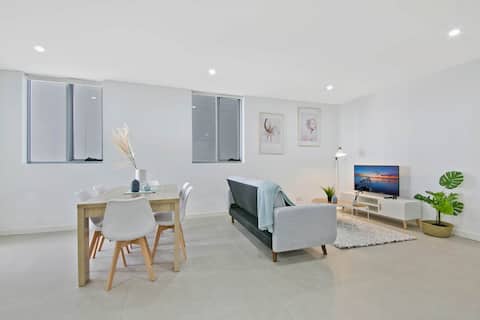 Top Airbnb: Convenient Mascot 2BR | Parking | Near Airport in Mascot