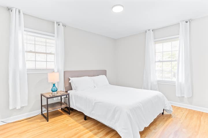 [ غرفة النوم الثانية، الطابق العلوي]