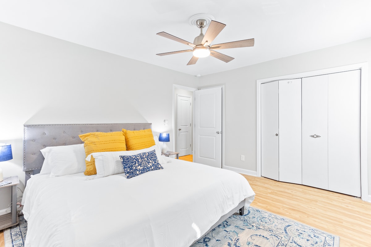 [Hlavná spálňa, na poschodí]