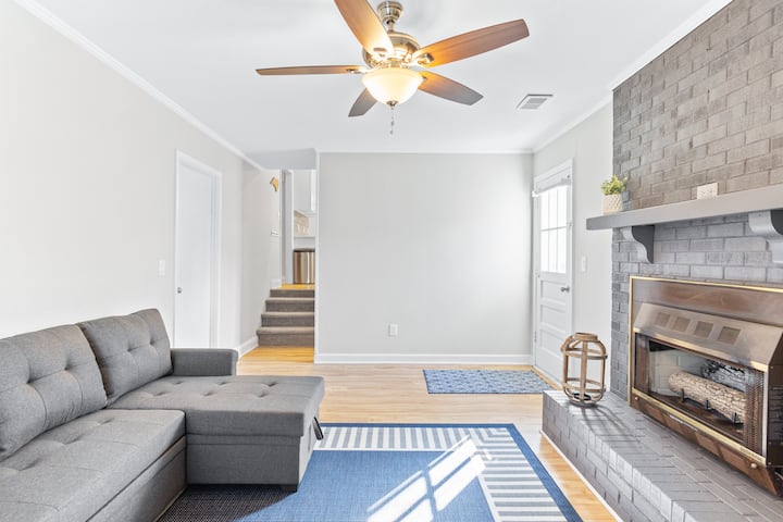 [غرفة معيشة في الطابق السفلي]