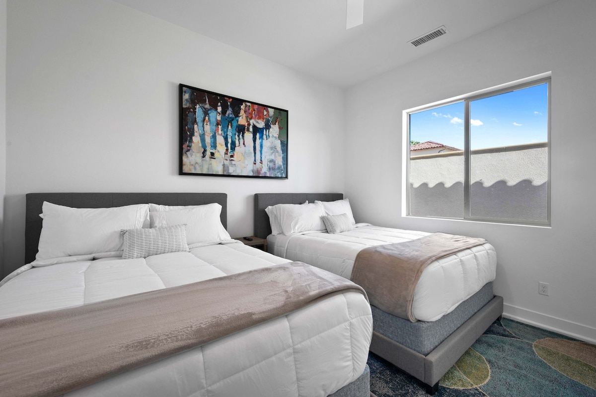 Chumba cha kulala cha tatu kilicho na vitanda 2 vya Queen vyenye Televisheni ya Smart Samsung ya inchi 55