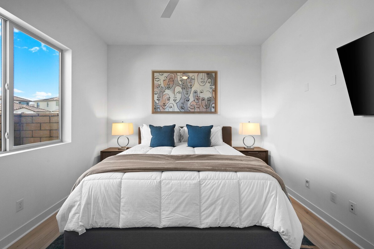 Chumba cha kulala cha pili kilicho na kitanda cha ukubwa wa King kilicho na televisheni ya Smart Samsung ya inchi 55