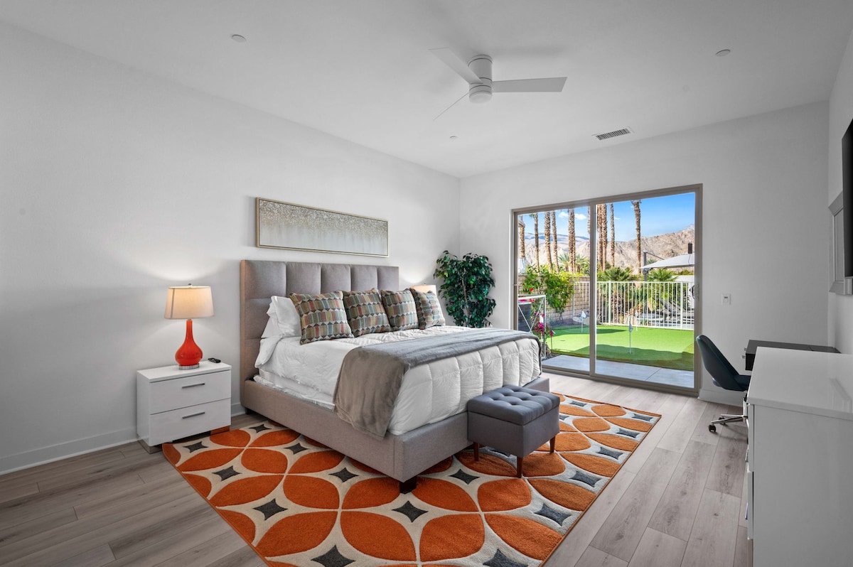 Chumba cha kulala cha msingi chenye ukubwa wa King, chumba kilicho na samani kamili ili uweze kufungua na kupumzika. 65" Samsung TV