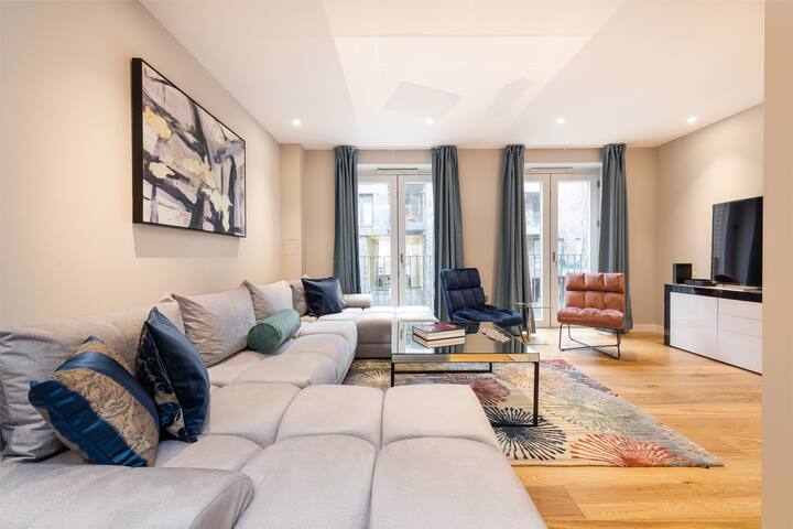 New – The Townhouse Eight – Sleeps 13. gallery image 3