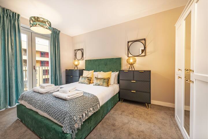 New – The Townhouse Eight – Sleeps 13. gallery image 2