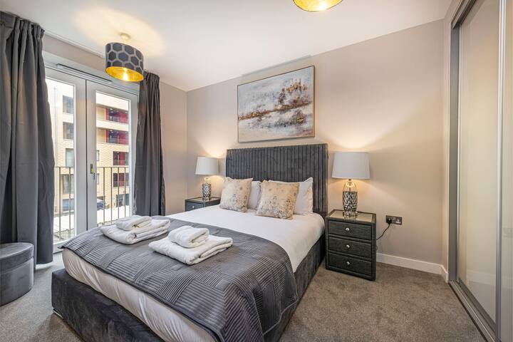 New – The Townhouse Eight – Sleeps 13. gallery image 4
