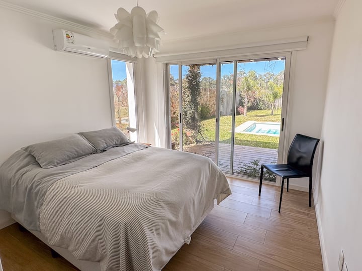 Dormitorio 2 hacia el fondo, con cama de dos plazas.