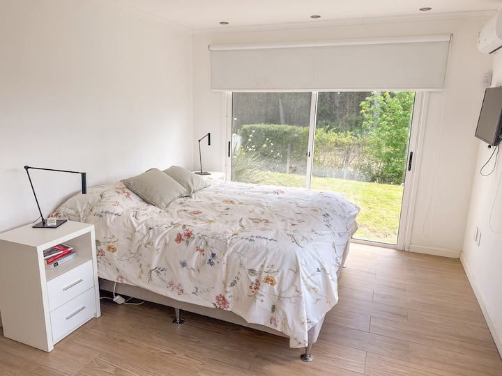 Dormitorio principal con mucha luz y linda vista al frente. Aire acondicionado, calefacción estufa, tv con servicio de streaming. Dormitorio con baño en suite. 