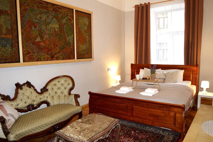 Classic 3BR Midtown Riga APT*Free parking*billiard gallery image 3