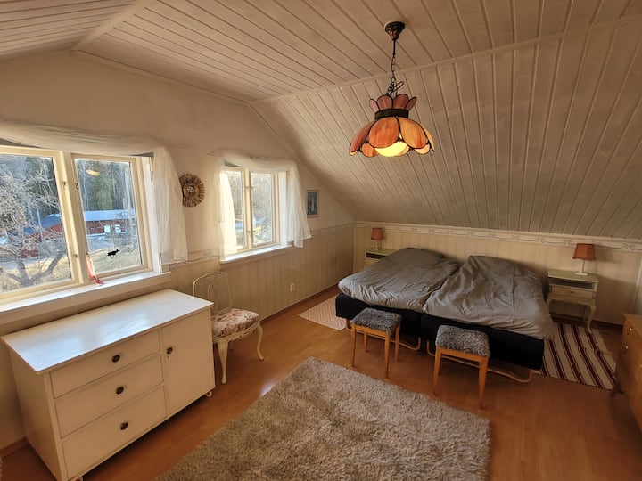 Spálňa 1 s priestorom pre tri osoby a detskou postieľkou (1 - 3 roky)