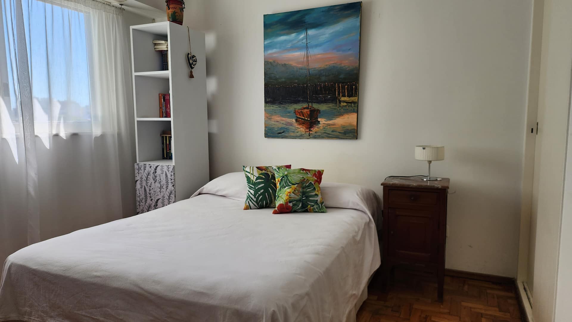 Bright 2 room with desk