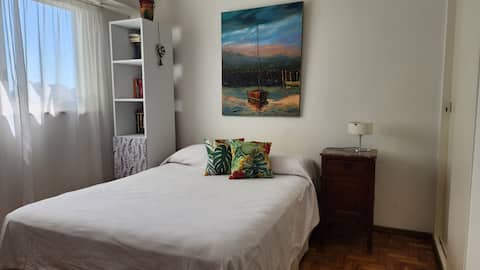 Popular Airbnb listing: Bright 2 room with desk in Parque Chas
