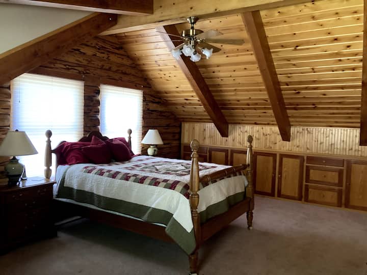 Dormitorio principal en la planta superior con cama tamaño queen