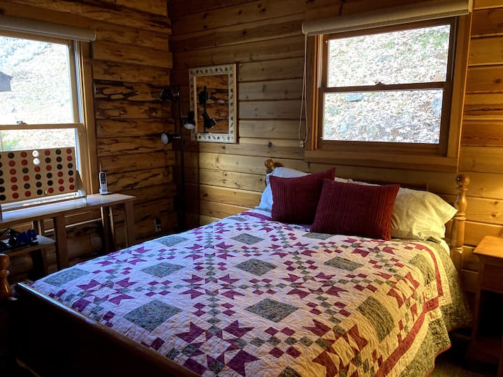 En la planta baja, cama de matrimonio. Se proporcionan ganchos para chaquetas, etc.  Esta habitación cuenta con una mesa de noche y dos tipos de luces para relajarse con un buen libro.  En esta habitación hay mantas y almohadas adicionales.