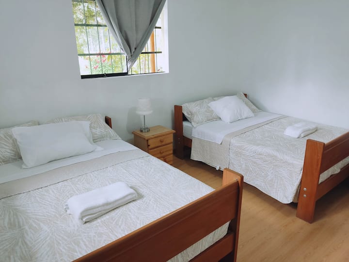 Recam 1 met twee tweepersoonsbedden, kast en comfortabel.