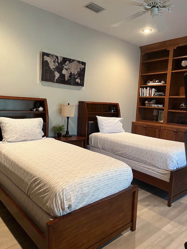 Chambre #3. 2 lits jumeaux et un bureau pour ceux d'entre vous qui travaillent.