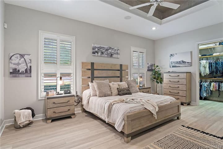 Grande chambre de maître avec lit king size
Remarque : * les meubles ont été changés*