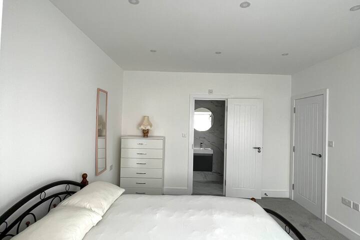 Home in London gallery image 2