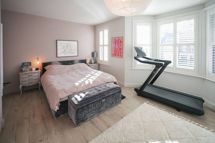 Stunning 5-Bedroom House in Queens Park gallery image 4