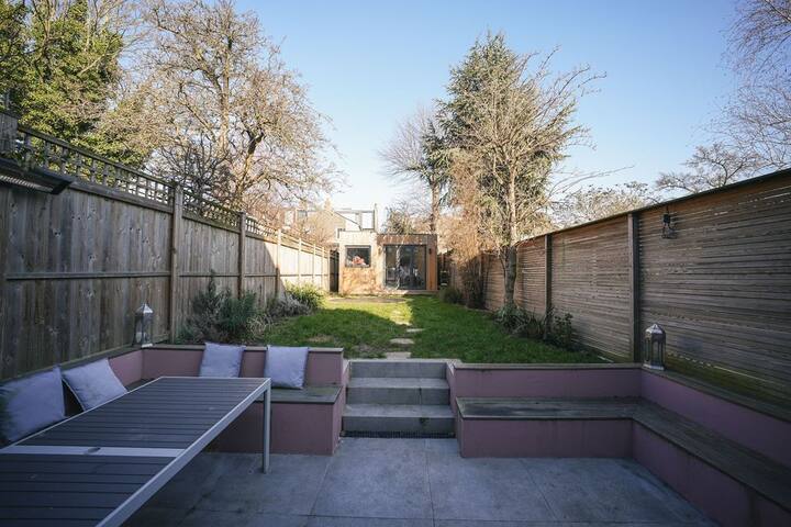 Stunning 5-Bedroom House in Queens Park gallery image 5