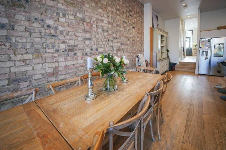 Stunning 5-Bedroom House in Queens Park gallery image 3