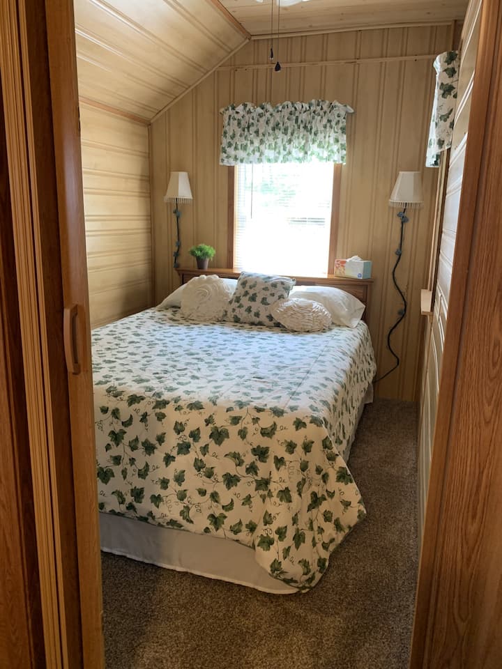 ห้องนอนส่วนตัวพร้อมเตียงควีนไซส์ขนาดกลางพร้อมวิวธรรมชาติ