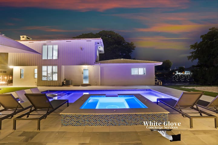 LUX 6BR 4Bath Htd Pool & SPA Mini Golf G-Room gallery image 3