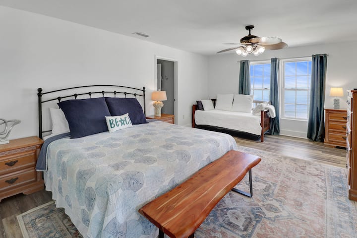 ห้องนอนหลักระดับบน (เตียงคิงไซส์)