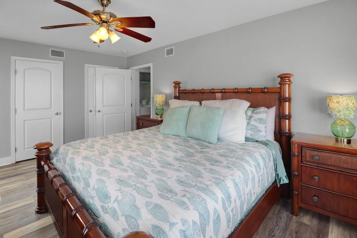 ห้องนอนหลักระดับล่าง (เตียงคิงไซส์)