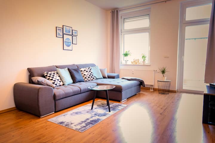 Miesto, kde sa môžete cítiť ako doma – očarujúca obývacia izba vás pozýva na oddych.
