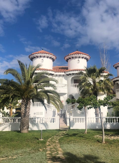 Wonderful villa right on the sea