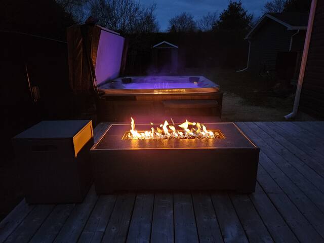 Hot Tub Under the Atlantic Stars Luxury 2 BR home gallery image 3