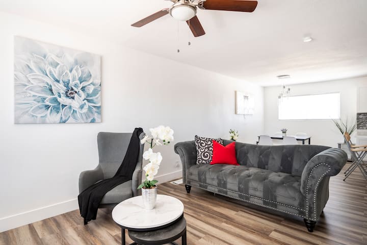 1miStrip 5 Rooms FREE Parking Dutch Bros gallery image 4