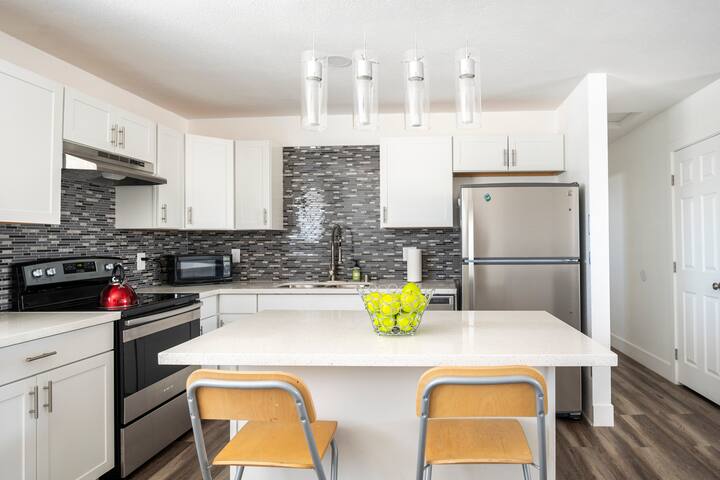 1miStrip 5 Rooms FREE Parking Dutch Bros gallery image 2