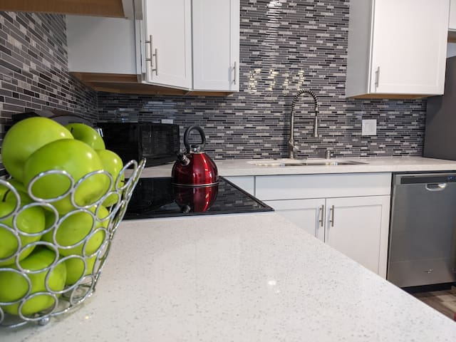 1miStrip 5 Rooms FREE Parking Dutch Bros gallery image 3